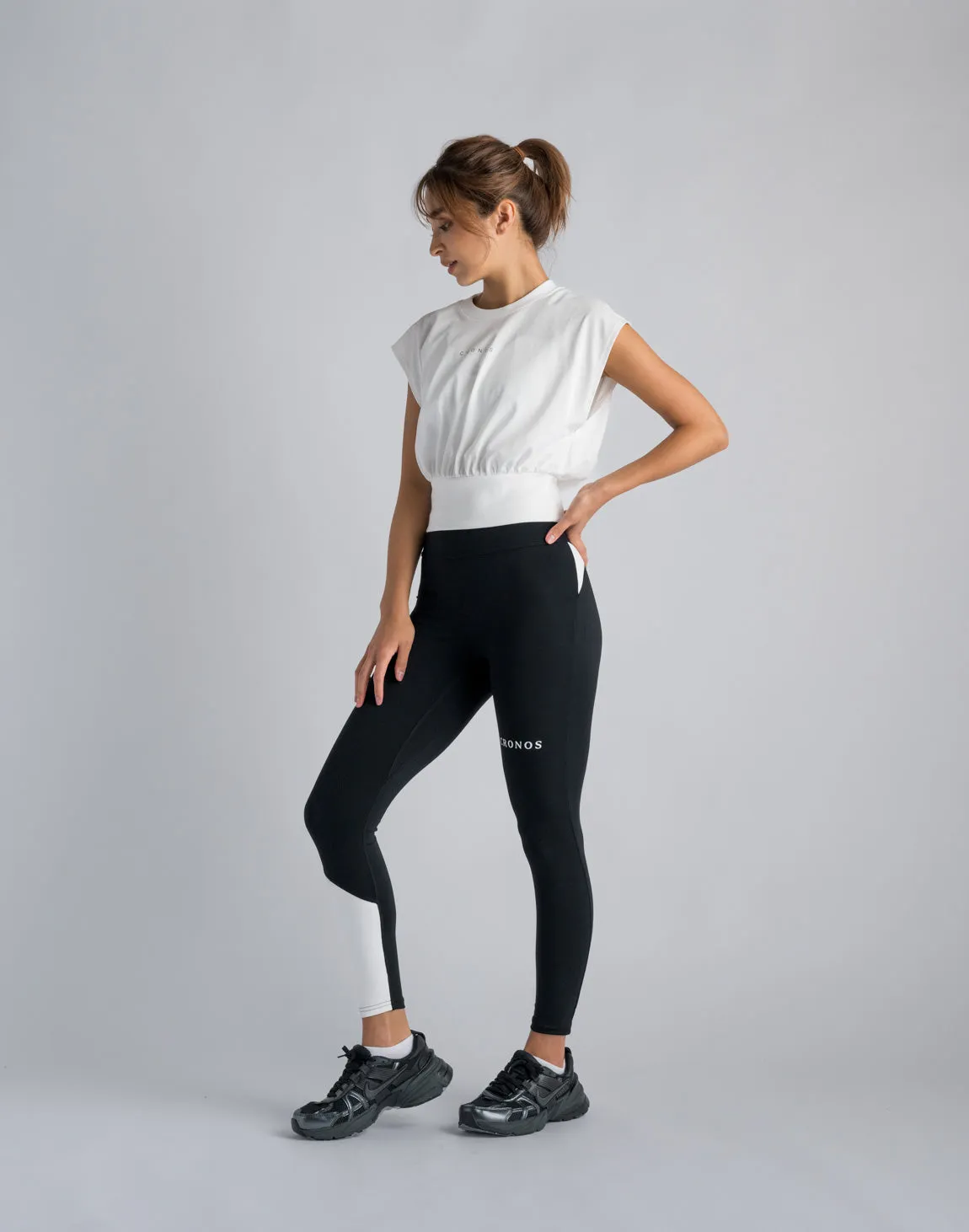 CRONOS WOMEN LOGO SLEEVELESS【WHITE】