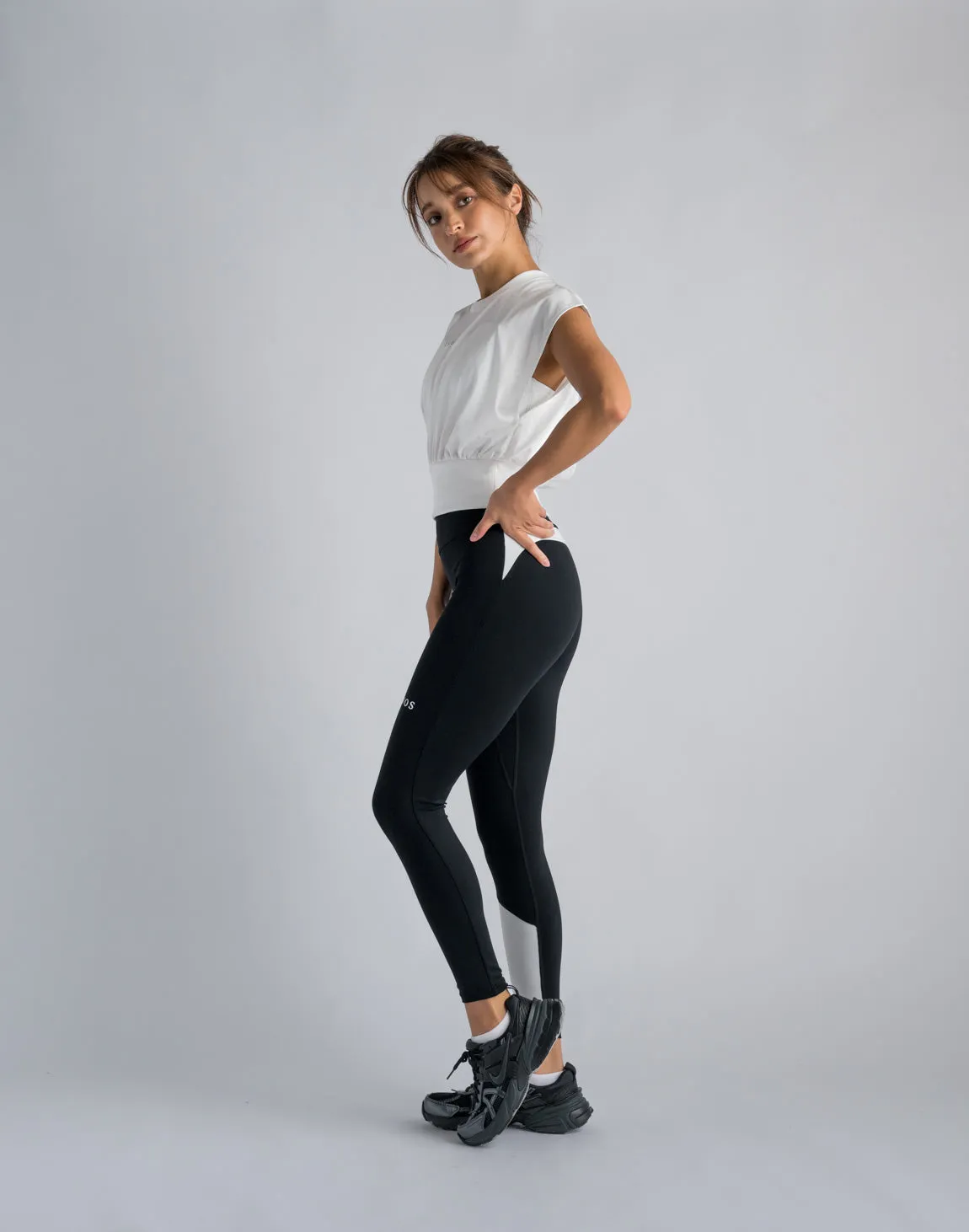 CRONOS WOMEN LOGO SLEEVELESS【WHITE】