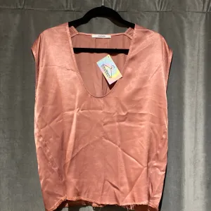 Pharaoh Sleeveless Scoop Neck Blouse