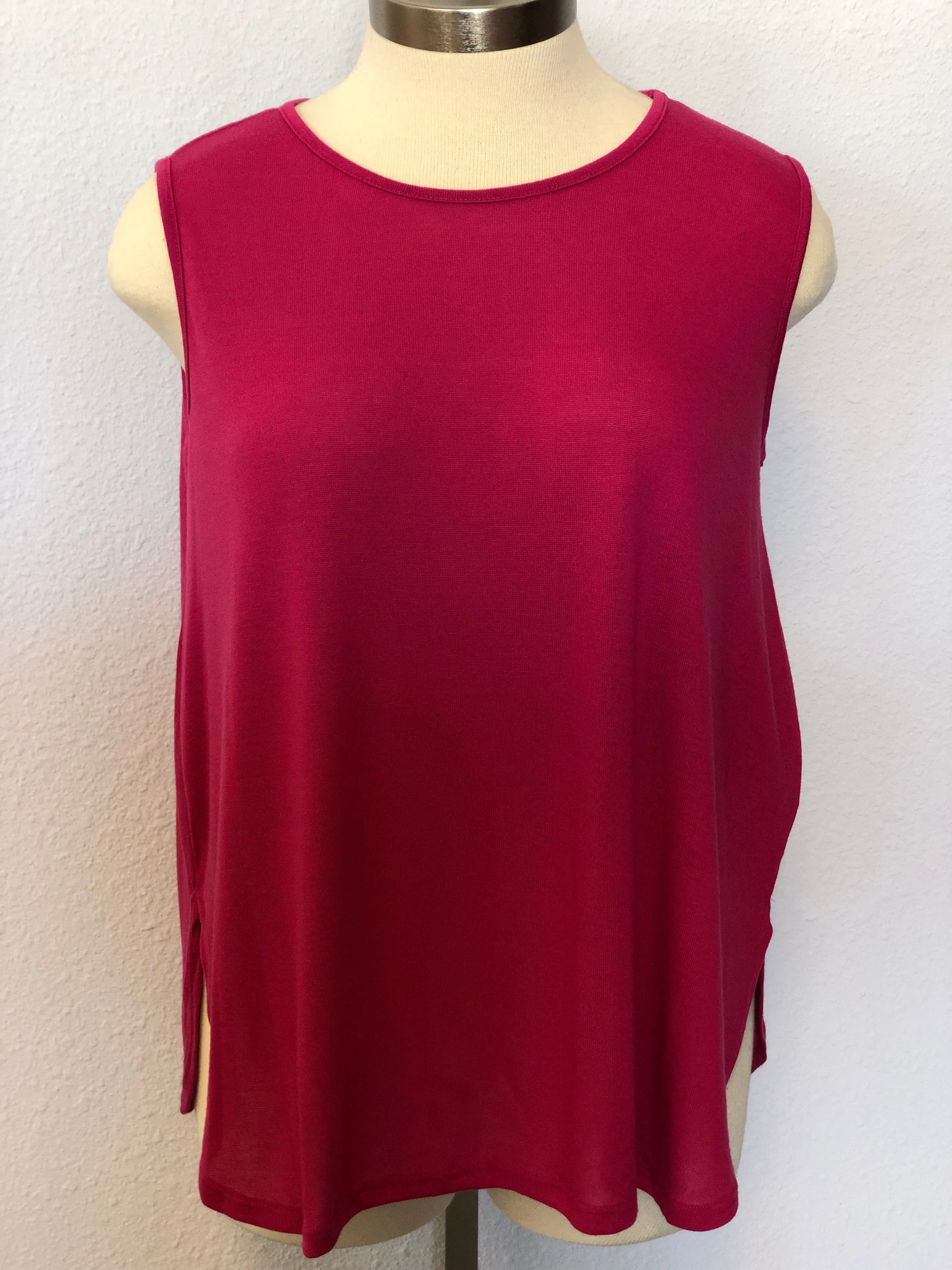 PLUS SOLID SLEEVELESS TANK TOP