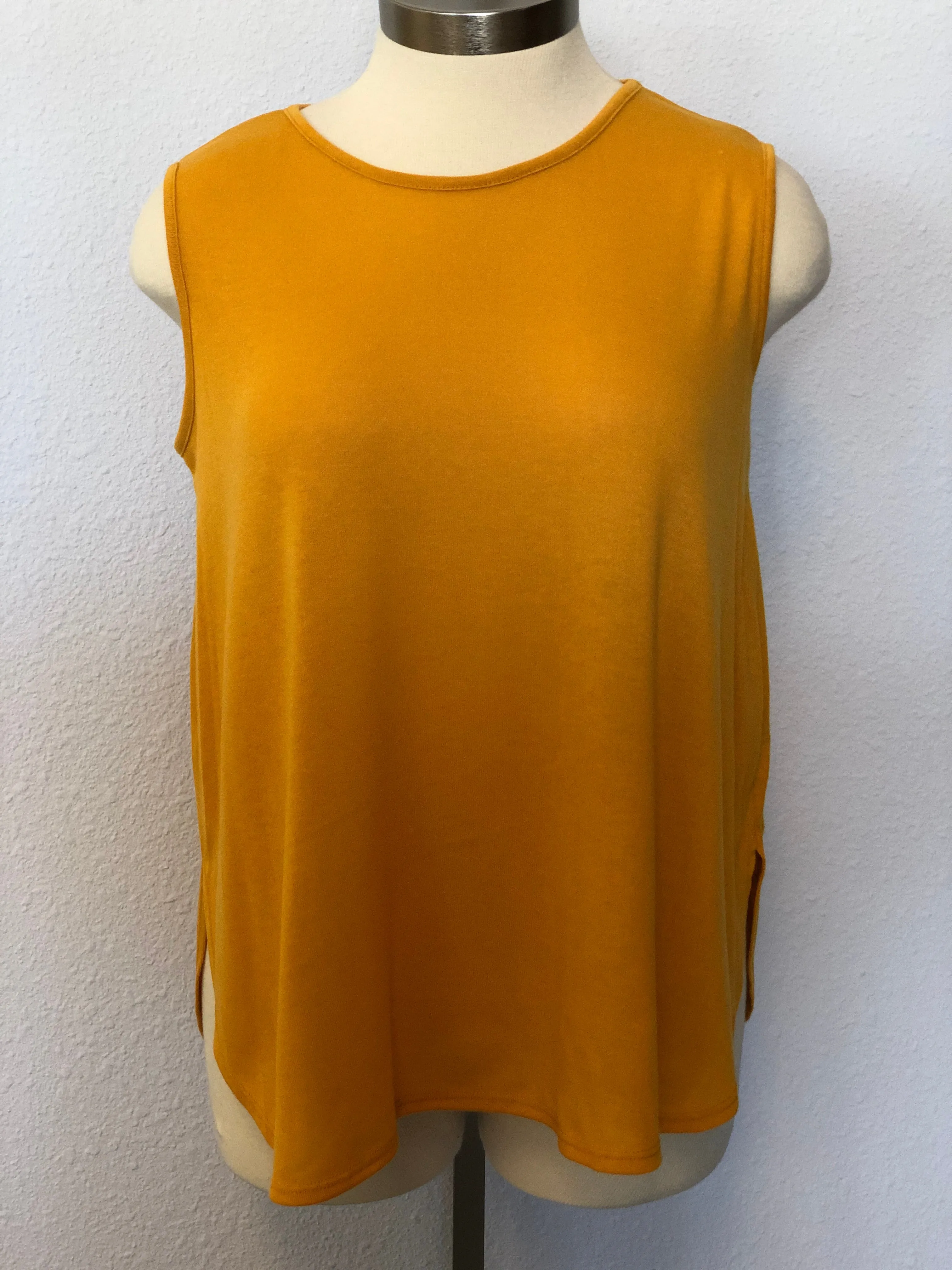 PLUS SOLID SLEEVELESS TANK TOP