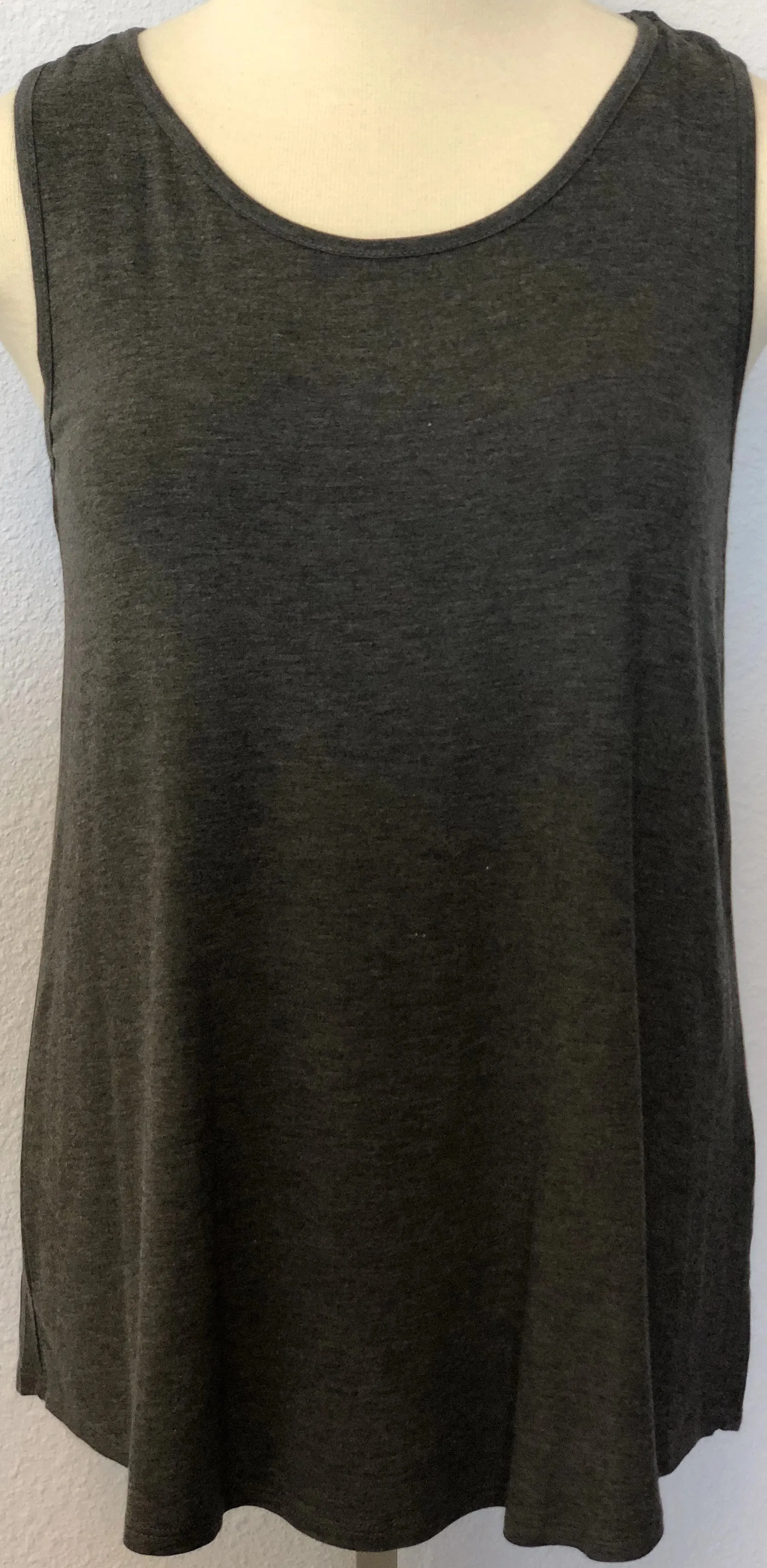 PLUS SOLID SLEEVELESS TOP