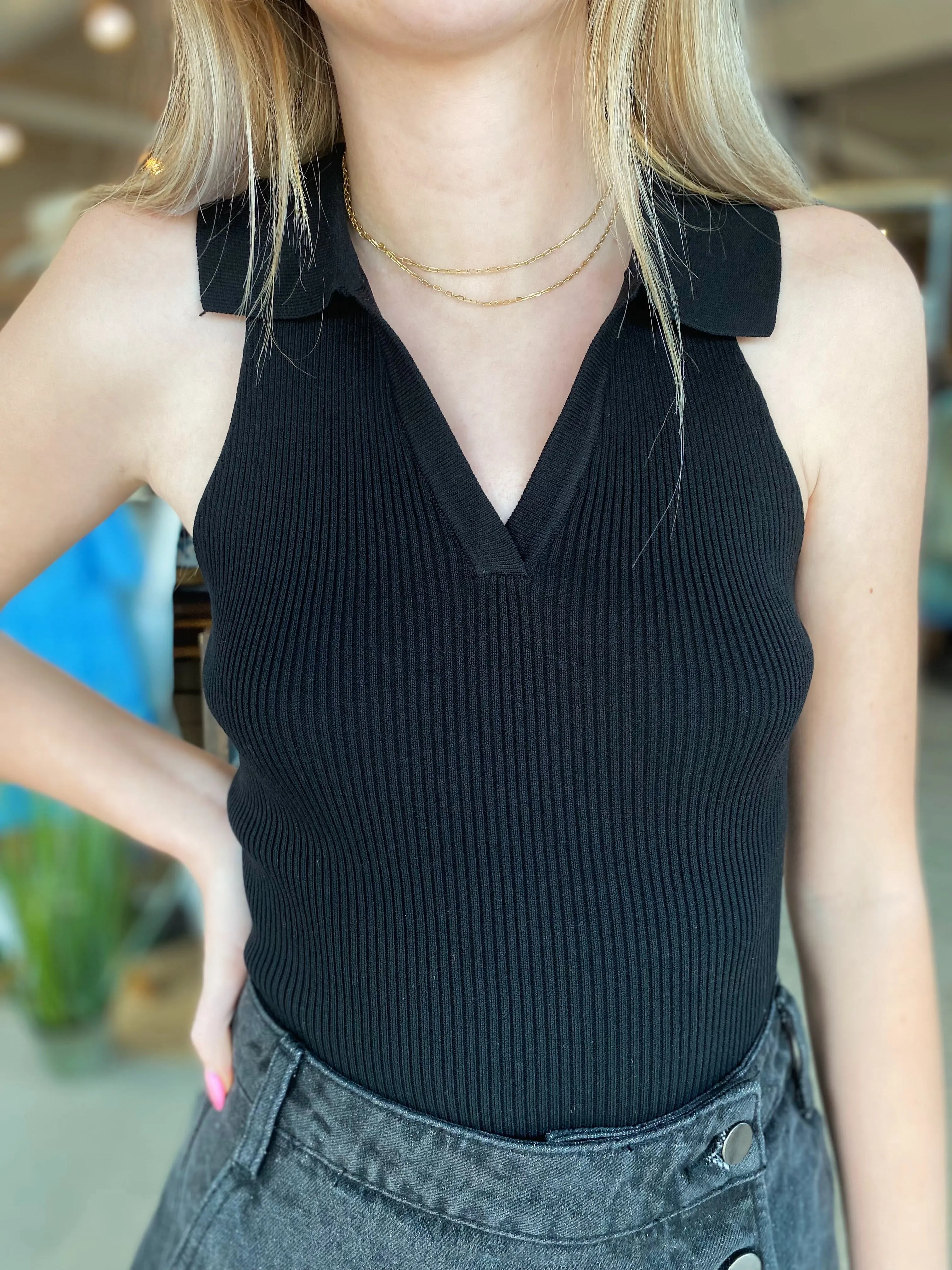 SLEEVELESS COLLARED CROP KNIT TOP