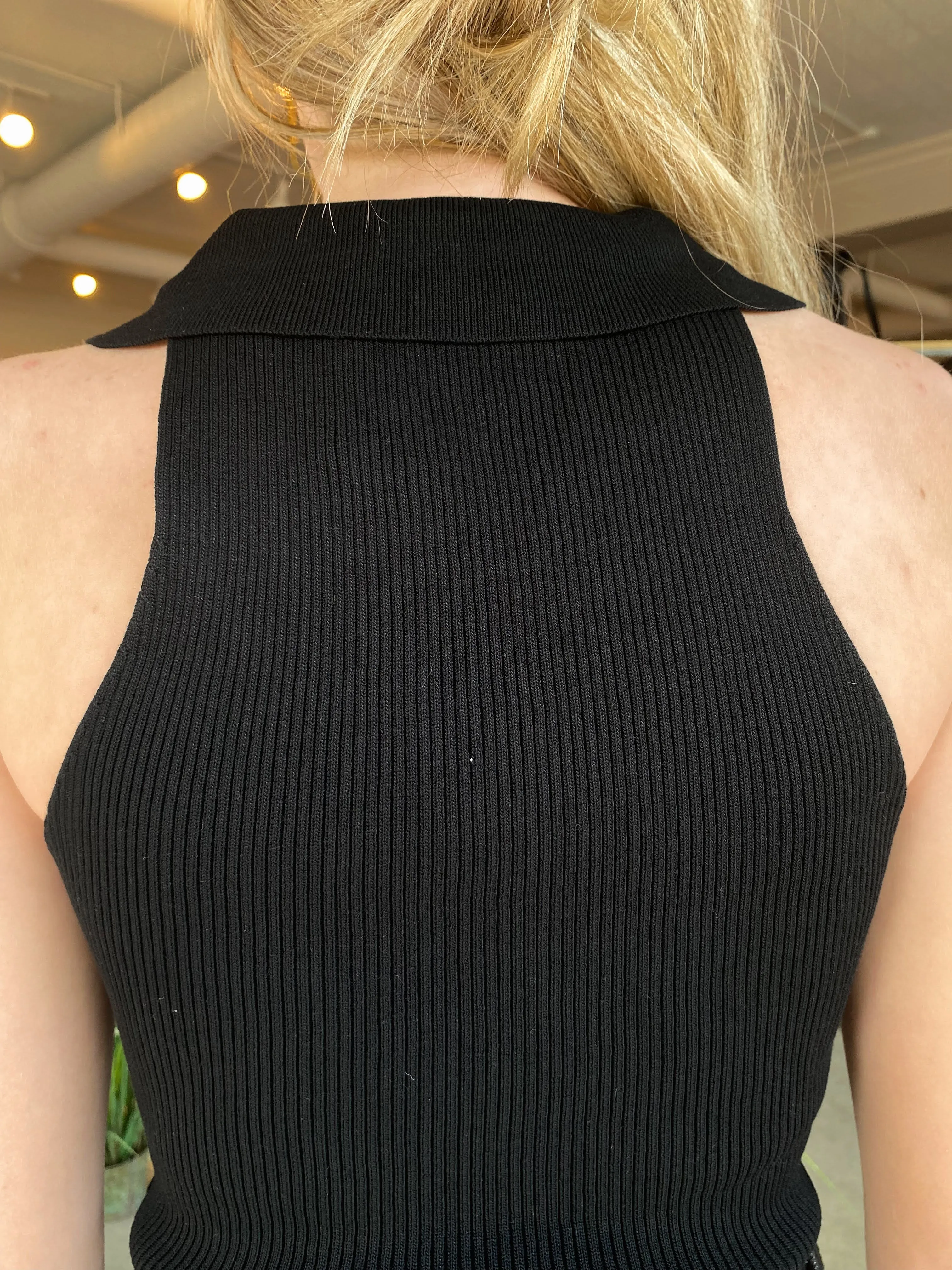 SLEEVELESS COLLARED CROP KNIT TOP