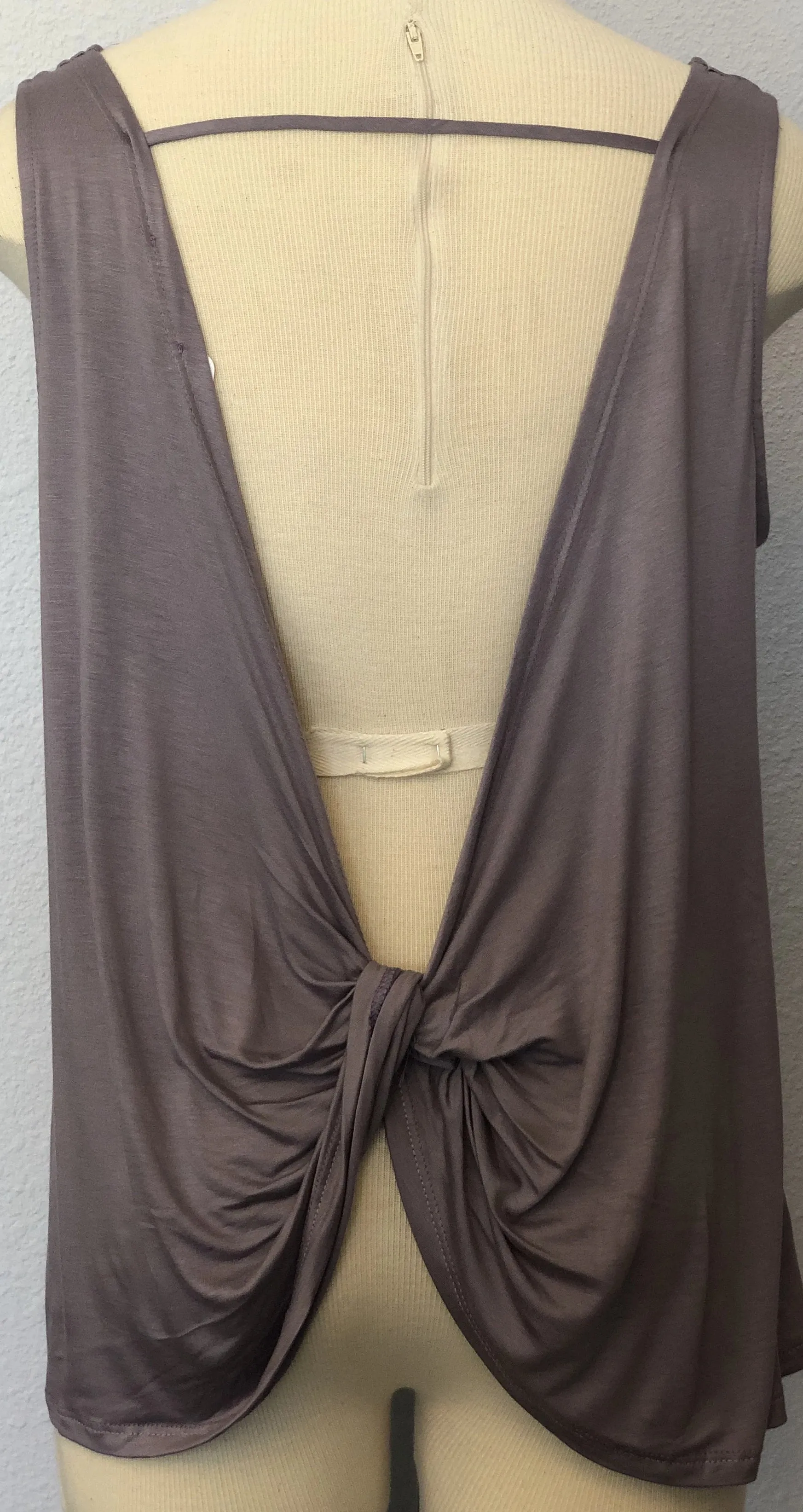 SLEEVELESS OPEN BACK TOP